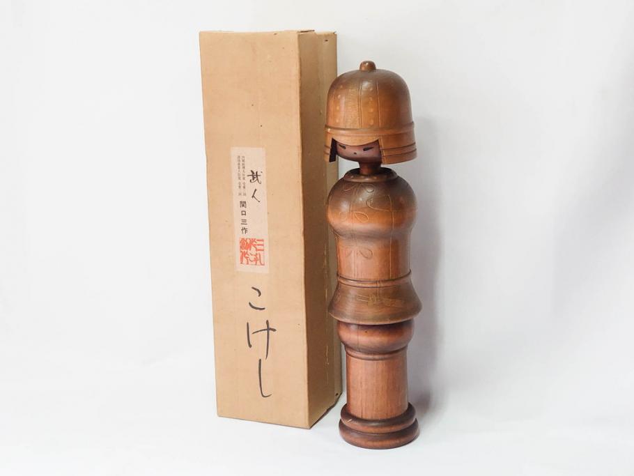 内閣総理大臣賞受賞作家 関口三作　創作こけし　「武人」　高さ 約52.5cm　匠の卓越したデザイン性が光るこけし(郷土人形玩具、伝統工芸、民芸品、置物、ディスプレイ、木彫　木製、共箱付き)(R-079507)