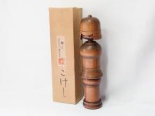 内閣総理大臣賞受賞作家 関口三作　創作こけし　「武人」　高さ 約52.5cm　匠の卓越したデザイン性が光るこけし(郷土人形玩具、伝統工芸、民芸品、置物、ディスプレイ、木彫　木製、共箱付き)(R-079507)