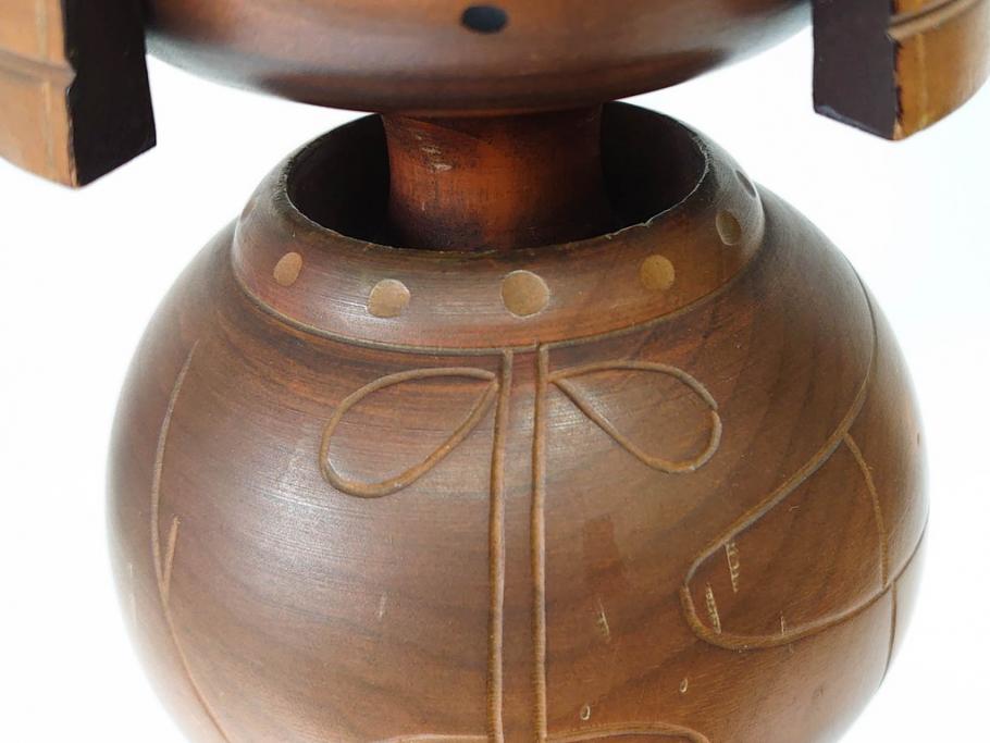 内閣総理大臣賞受賞作家 関口三作　創作こけし　「武人」　高さ 約52.5cm　匠の卓越したデザイン性が光るこけし(郷土人形玩具、伝統工芸、民芸品、置物、ディスプレイ、木彫　木製、共箱付き)(R-079507)