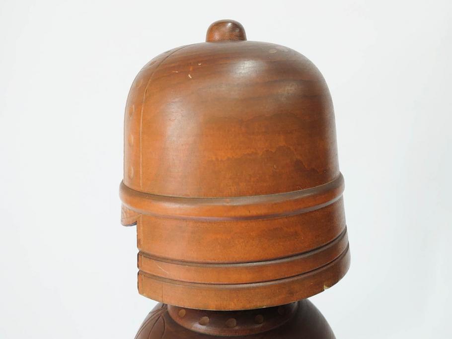 内閣総理大臣賞受賞作家 関口三作　創作こけし　「武人」　高さ 約52.5cm　匠の卓越したデザイン性が光るこけし(郷土人形玩具、伝統工芸、民芸品、置物、ディスプレイ、木彫　木製、共箱付き)(R-079507)