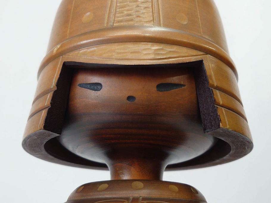 内閣総理大臣賞受賞作家 関口三作　創作こけし　「武人」　高さ 約52.5cm　匠の卓越したデザイン性が光るこけし(郷土人形玩具、伝統工芸、民芸品、置物、ディスプレイ、木彫　木製、共箱付き)(R-079507)