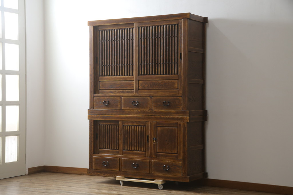 中古　高級品!!　ナラ材　上質な和の空間を演出するアンティーク調二段重ね水屋箪笥(食器棚、キャビネット、茶箪笥、収納棚、戸棚)(R-078976)