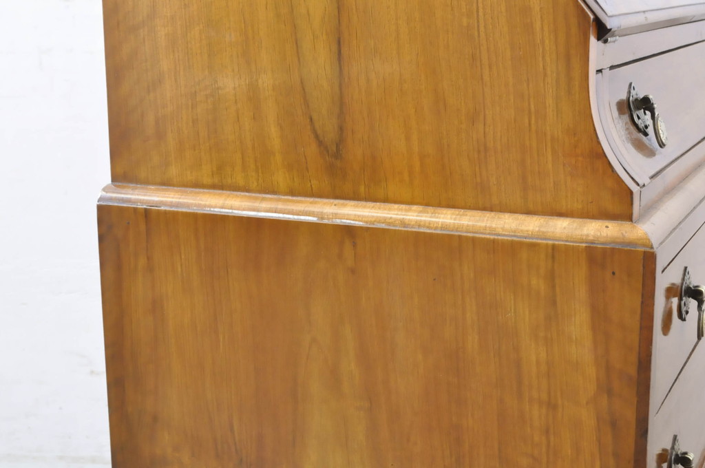 イギリスアンティーク　ウォールナット材　艶のある滑らかな風合いとお洒落なデザインの引き手が魅力的なレザートップライティングビューロー(簿記机、在宅用、在宅ワーク、ワークデスク、英国)(R-065893)