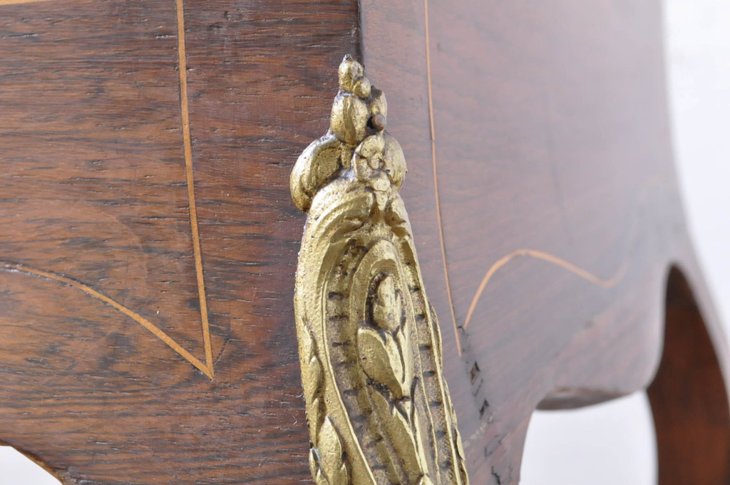 イギリスアンティーク　高級品!!　エレガントな雰囲気を高める象嵌が魅力!希少なローズウッド材が使われた真鍮飾り付きライティングビューロー(簿記机、在宅ワーク、在宅用、ワークデスク、英国)(R-065895)