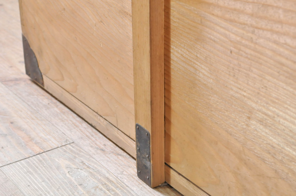和製アンティーク　檜(ヒノキ)材　木味の色合いと金具が魅力的な時代箱(屏風箱、収納箱、長持ち、ディスプレイ、店舗什器)(R-071317)