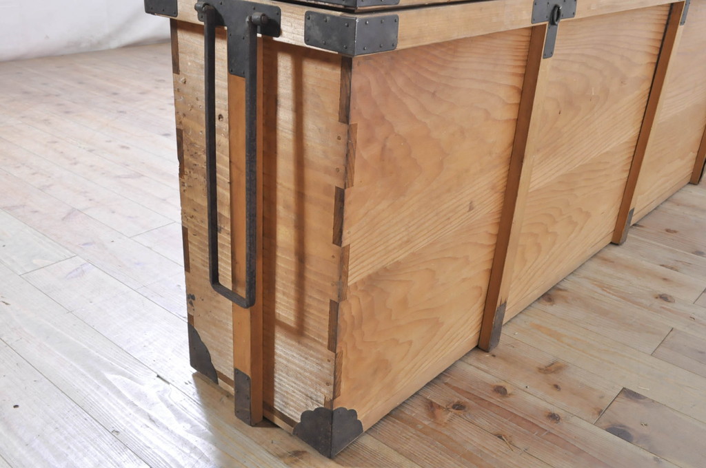 和製アンティーク　檜(ヒノキ)材　木味の色合いと金具が魅力的な時代箱(屏風箱、収納箱、長持ち、ディスプレイ、店舗什器)(R-071317)