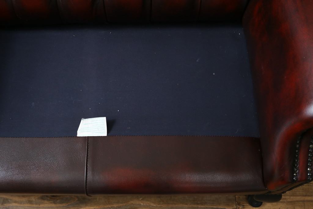 中古　イギリス　本革(レザー)　クラシカルな佇まいが魅力的なウィングバックソファ(ウイングバックソファ、チェスターフィールドソファ、2人掛け、2P、ラブソファ)(R-079532)