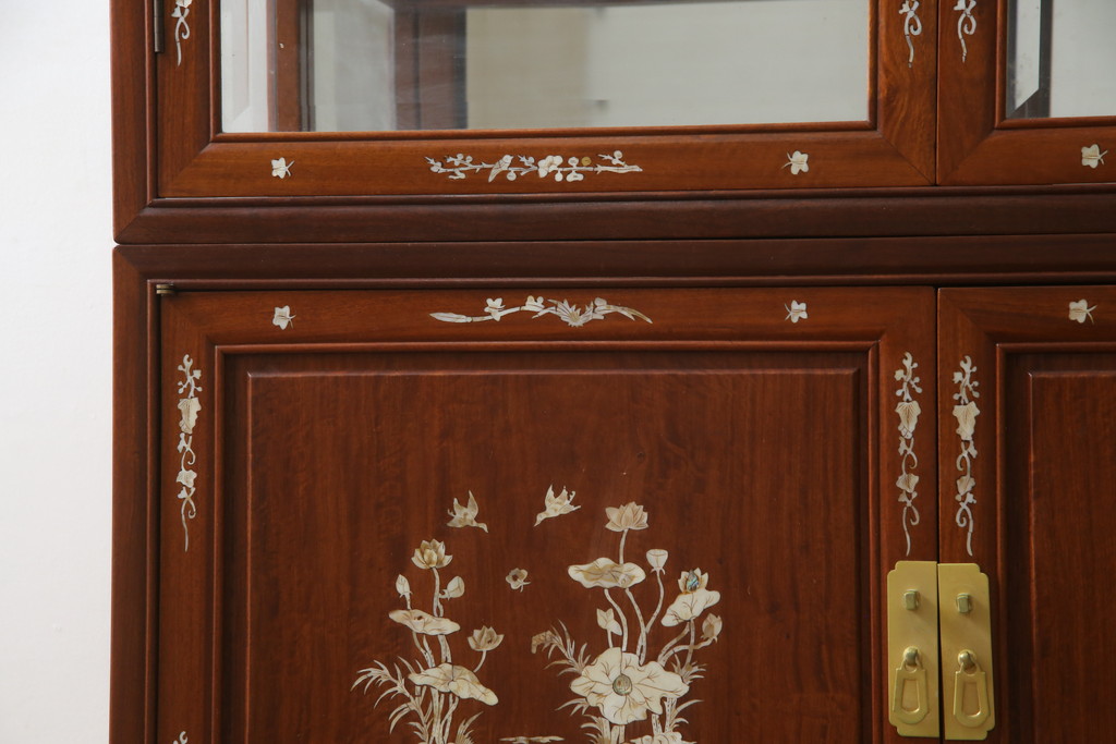 和製ビンテージ　花梨(カリン)材　螺鈿(ラデン)細工　象嵌入り　雅やかな佇まいが空間に華やぎをもたらす三面ガラスキャビネット(飾り棚、陳列棚、収納棚、戸棚、ガラスケース、ショーケース、ヴィンテージ)(R-079158)