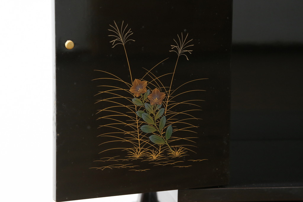 中古　輪島塗り　明斎　内扉にも精細で美しい蒔絵が施された贅沢な漆塗りの飾り棚(茶棚、違い棚、収納棚、戸棚)(定価約300万円)(R-079545)