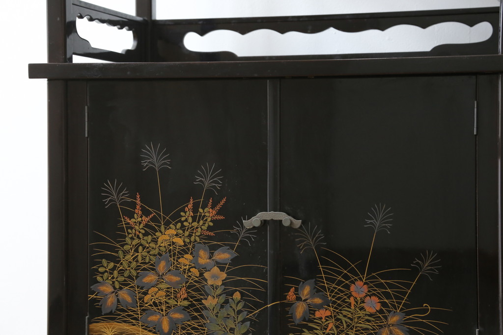 中古　輪島塗り　明斎　内扉にも精細で美しい蒔絵が施された贅沢な漆塗りの飾り棚(茶棚、違い棚、収納棚、戸棚)(定価約300万円)(R-079545)