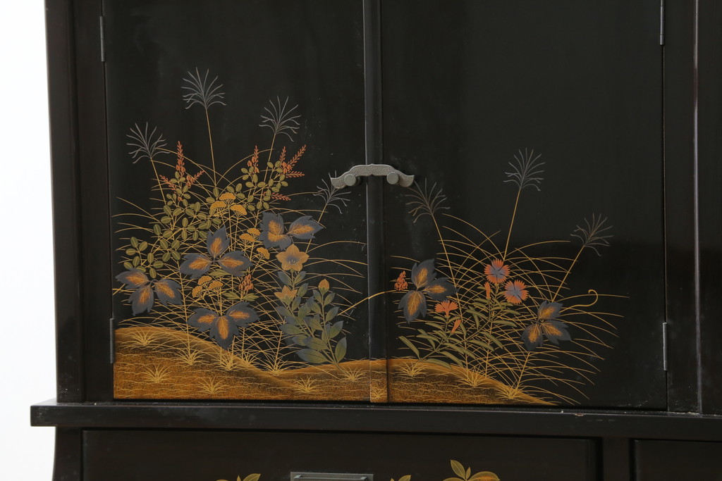 中古　輪島塗り　明斎　内扉にも精細で美しい蒔絵が施された贅沢な漆塗りの飾り棚(茶棚、違い棚、収納棚、戸棚)(定価約300万円)(R-079545)