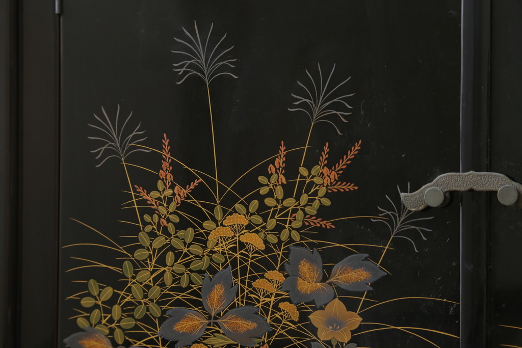 中古　輪島塗り　明斎　内扉にも精細で美しい蒔絵が施された贅沢な漆塗りの飾り棚(茶棚、違い棚、収納棚、戸棚)(定価約300万円)(R-079545)
