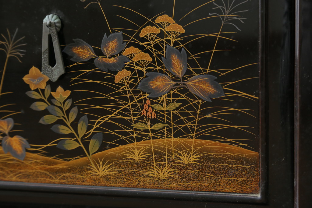 中古　輪島塗り　明斎　内扉にも精細で美しい蒔絵が施された贅沢な漆塗りの飾り棚(茶棚、違い棚、収納棚、戸棚)(定価約300万円)(R-079545)