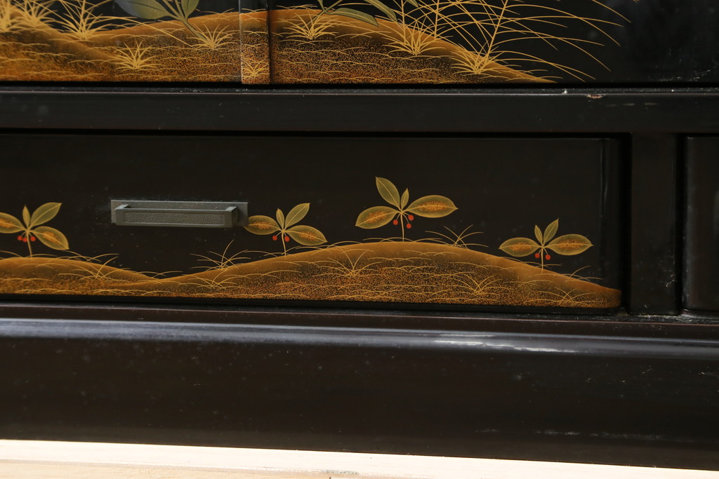 中古　輪島塗り　明斎　内扉にも精細で美しい蒔絵が施された贅沢な漆塗りの飾り棚(茶棚、違い棚、収納棚、戸棚)(定価約300万円)(R-079545)