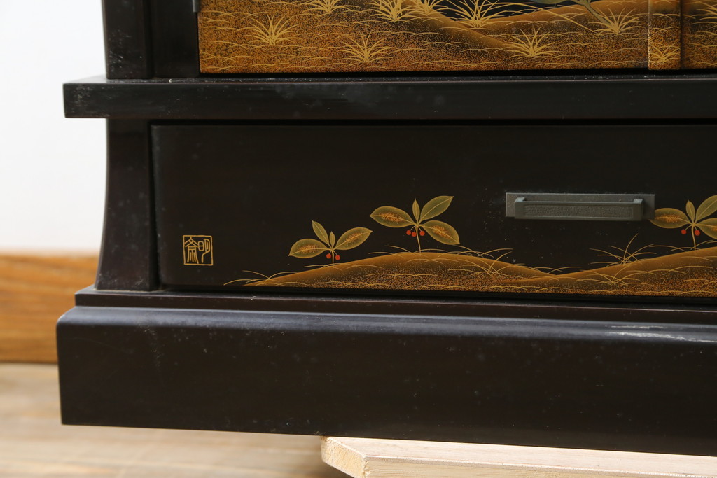 中古　輪島塗り　明斎　内扉にも精細で美しい蒔絵が施された贅沢な漆塗りの飾り棚(茶棚、違い棚、収納棚、戸棚)(定価約300万円)(R-079545)