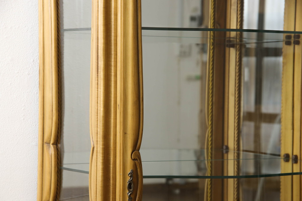 中古　イタリア家具　職人技が光る手彫りの彫刻が見事なキャビネット(ガラスケース、ショーケース、キュリオケース、飾り棚)(R-063372)