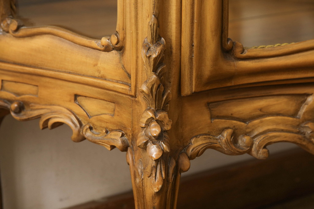 中古　イタリア家具　職人技が光る手彫りの彫刻が見事なキャビネット(ガラスケース、ショーケース、キュリオケース、飾り棚)(R-063372)