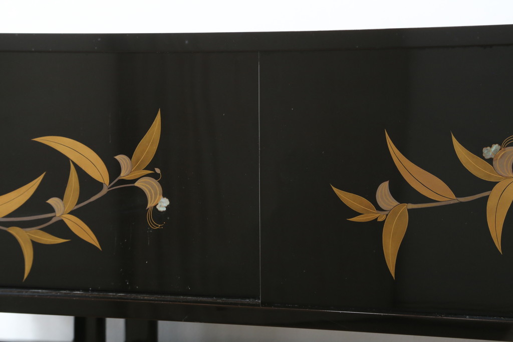和製ビンテージ　漆芸家・東端真筰作　椿露草　蒔絵の繊細な美しさが感じられる漆塗りの飾り棚(茶棚、収納棚、戸棚、ヴィンテージ)(定価約400万円)(R-079449)