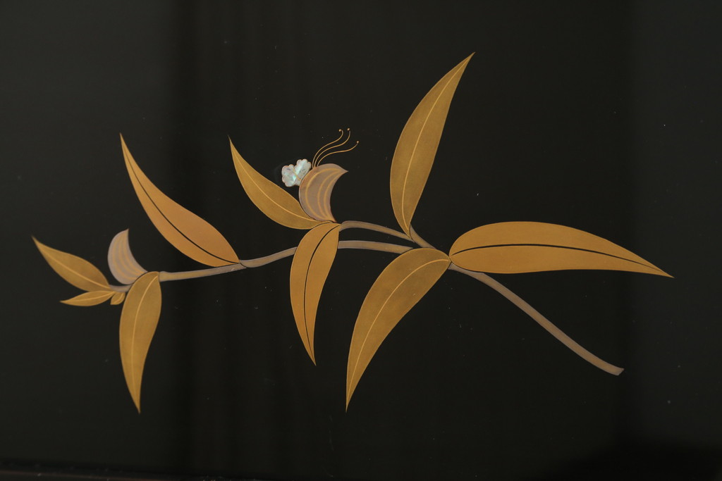 和製ビンテージ　漆芸家・東端真筰作　椿露草　蒔絵の繊細な美しさが感じられる漆塗りの飾り棚(茶棚、収納棚、戸棚、ヴィンテージ)(定価約400万円)(R-079449)