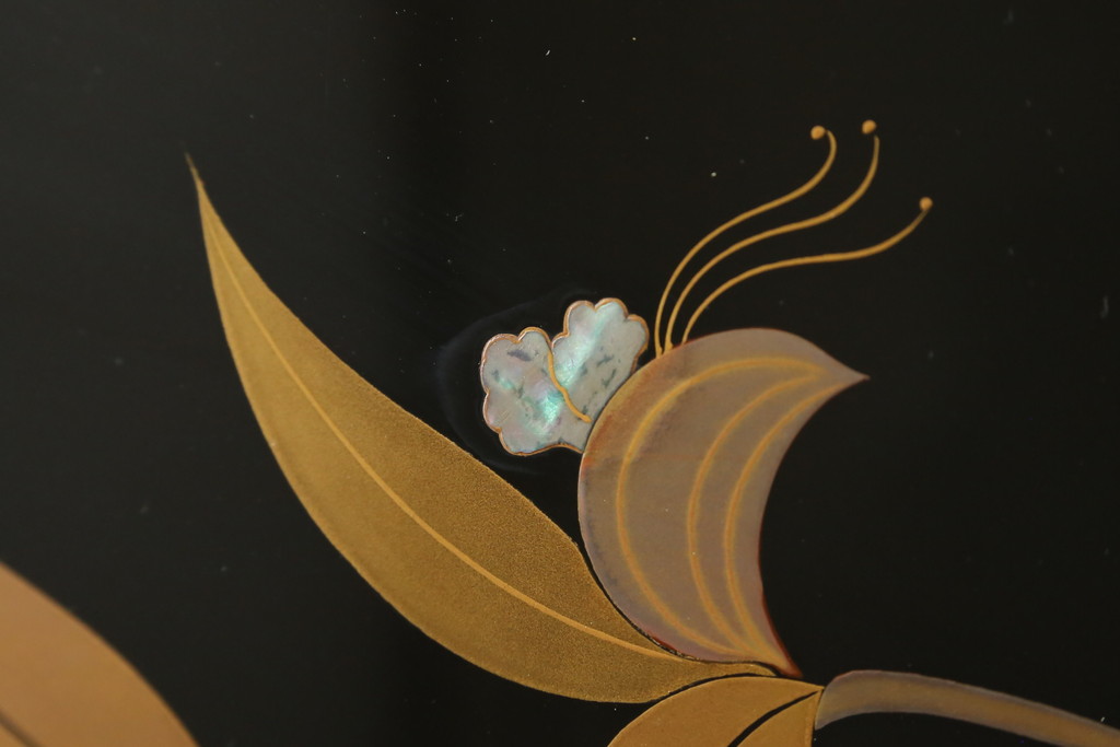 和製ビンテージ　漆芸家・東端真筰作　椿露草　蒔絵の繊細な美しさが感じられる漆塗りの飾り棚(茶棚、収納棚、戸棚、ヴィンテージ)(定価約400万円)(R-079449)