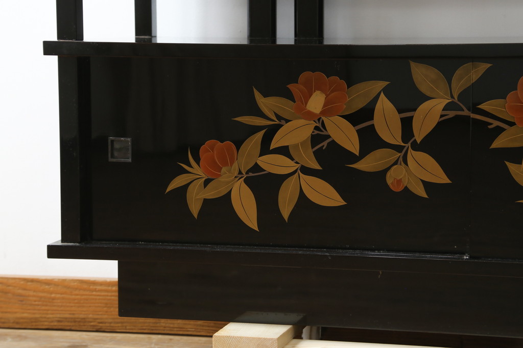 和製ビンテージ　漆芸家・東端真筰作　椿露草　蒔絵の繊細な美しさが感じられる漆塗りの飾り棚(茶棚、収納棚、戸棚、ヴィンテージ)(定価約400万円)(R-079449)
