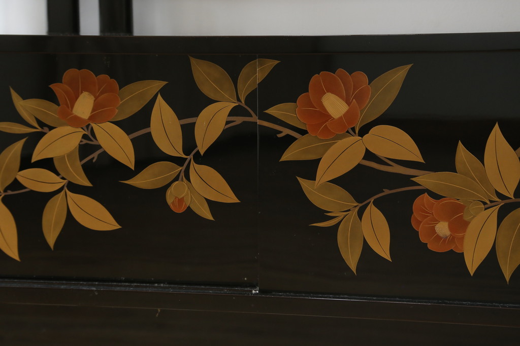 和製ビンテージ　漆芸家・東端真筰作　椿露草　蒔絵の繊細な美しさが感じられる漆塗りの飾り棚(茶棚、収納棚、戸棚、ヴィンテージ)(定価約400万円)(R-079449)