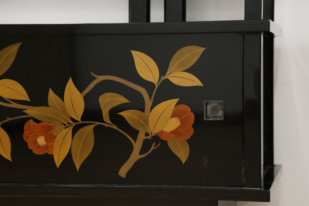 和製ビンテージ　漆芸家・東端真筰作　椿露草　蒔絵の繊細な美しさが感じられる漆塗りの飾り棚(茶棚、収納棚、戸棚、ヴィンテージ)(定価約400万円)(R-079449)