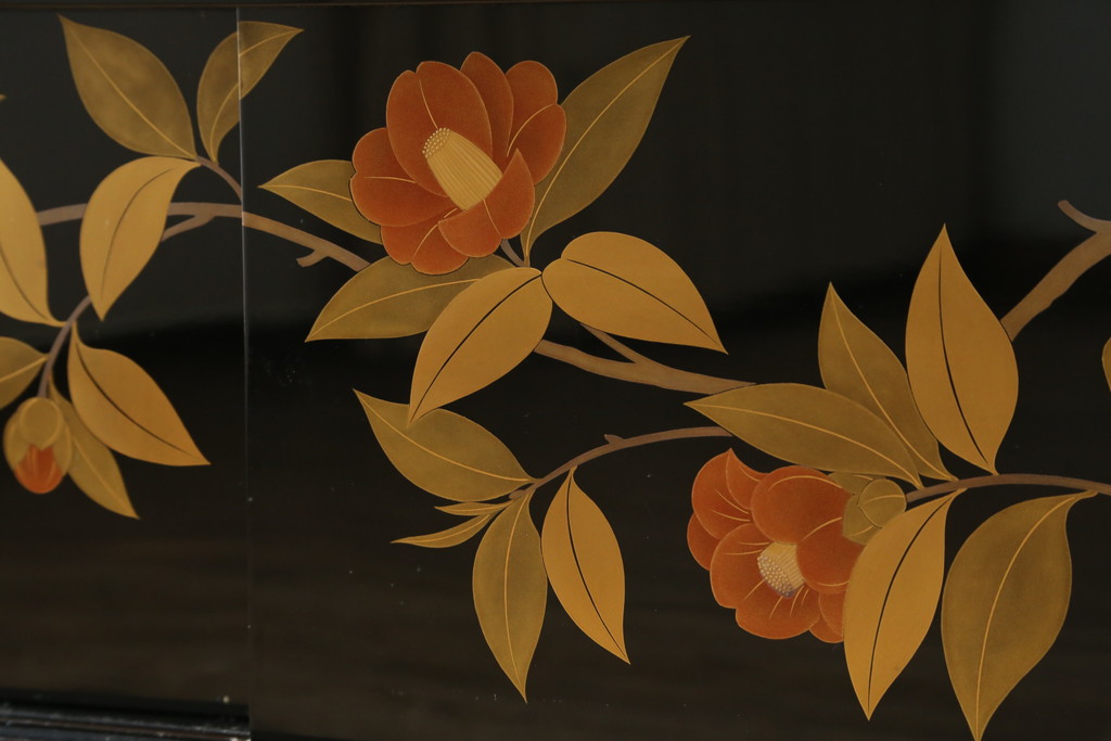和製ビンテージ　漆芸家・東端真筰作　椿露草　蒔絵の繊細な美しさが感じられる漆塗りの飾り棚(茶棚、収納棚、戸棚、ヴィンテージ)(定価約400万円)(R-079449)