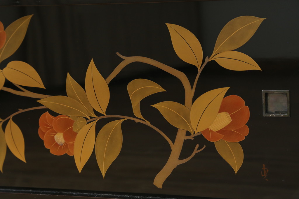 和製ビンテージ　漆芸家・東端真筰作　椿露草　蒔絵の繊細な美しさが感じられる漆塗りの飾り棚(茶棚、収納棚、戸棚、ヴィンテージ)(定価約400万円)(R-079449)