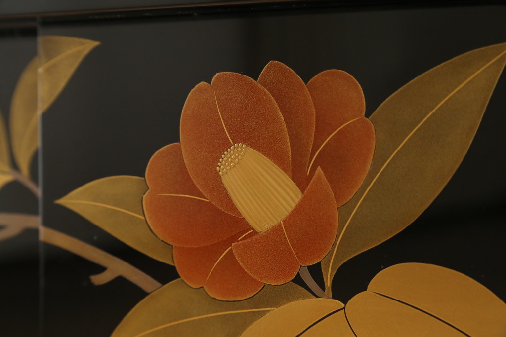 和製ビンテージ　漆芸家・東端真筰作　椿露草　蒔絵の繊細な美しさが感じられる漆塗りの飾り棚(茶棚、収納棚、戸棚、ヴィンテージ)(定価約400万円)(R-079449)