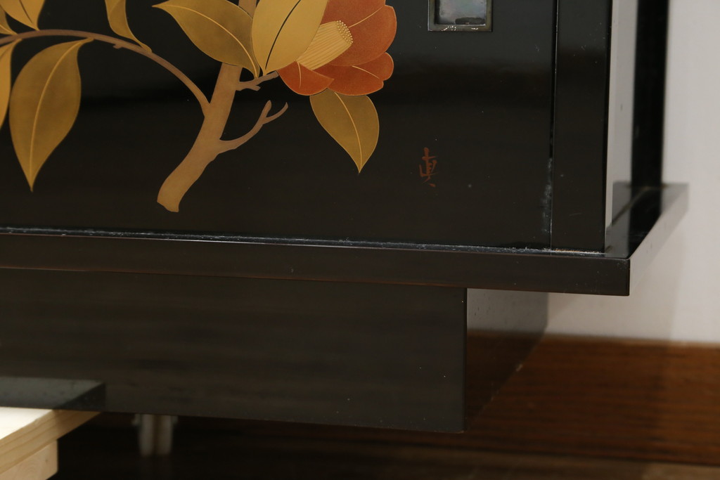 和製ビンテージ　漆芸家・東端真筰作　椿露草　蒔絵の繊細な美しさが感じられる漆塗りの飾り棚(茶棚、収納棚、戸棚、ヴィンテージ)(定価約400万円)(R-079449)