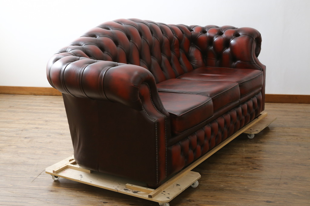 中古　イギリスハンドメイド　DISTINCTIVE CHESTERFIELDS(ディスティンクティブ・チェスターフィールド)　BUCKINGHAM(バッキンガム)　本革(レザー)　アーチ形の背もたれが印象的な3シーターチェスターフィールドソファ(三人掛け、3P、アームソファ、英国)(R-079523)