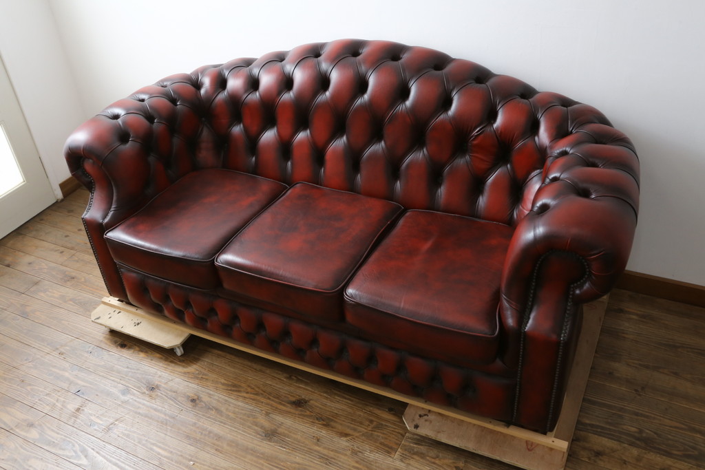 中古　イギリスハンドメイド　DISTINCTIVE CHESTERFIELDS(ディスティンクティブ・チェスターフィールド)　BUCKINGHAM(バッキンガム)　本革(レザー)　アーチ形の背もたれが印象的な3シーターチェスターフィールドソファ(三人掛け、3P、アームソファ、英国)(R-079523)