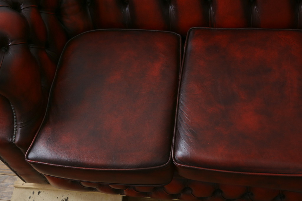 中古　イギリスハンドメイド　DISTINCTIVE CHESTERFIELDS(ディスティンクティブ・チェスターフィールド)　BUCKINGHAM(バッキンガム)　本革(レザー)　アーチ形の背もたれが印象的な3シーターチェスターフィールドソファ(三人掛け、3P、アームソファ、英国)(R-079523)