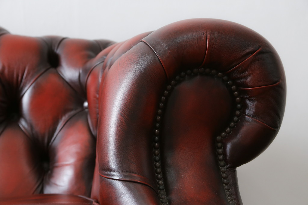中古　イギリスハンドメイド　DISTINCTIVE CHESTERFIELDS(ディスティンクティブ・チェスターフィールド)　BUCKINGHAM(バッキンガム)　本革(レザー)　アーチ形の背もたれが印象的な3シーターチェスターフィールドソファ(三人掛け、3P、アームソファ、英国)(R-079523)