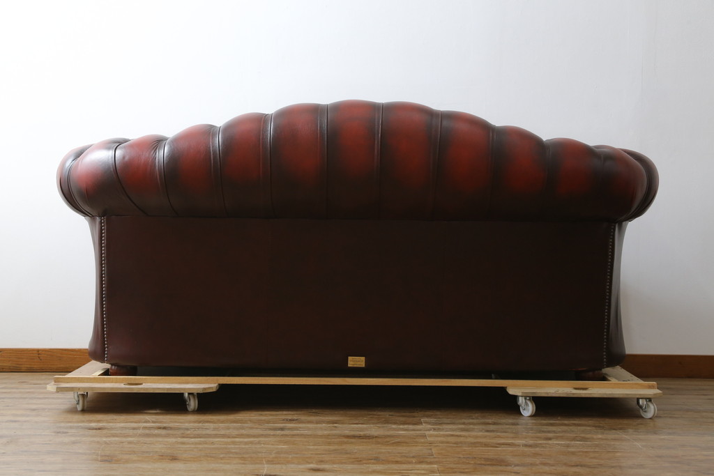 中古　イギリスハンドメイド　DISTINCTIVE CHESTERFIELDS(ディスティンクティブ・チェスターフィールド)　BUCKINGHAM(バッキンガム)　本革(レザー)　アーチ形の背もたれが印象的な3シーターチェスターフィールドソファ(三人掛け、3P、アームソファ、英国)(R-079523)