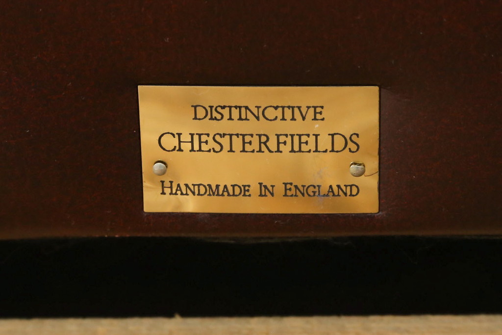 中古　イギリスハンドメイド　DISTINCTIVE CHESTERFIELDS(ディスティンクティブ・チェスターフィールド)　BUCKINGHAM(バッキンガム)　本革(レザー)　アーチ形の背もたれが印象的な3シーターチェスターフィールドソファ(三人掛け、3P、アームソファ、英国)(R-079523)