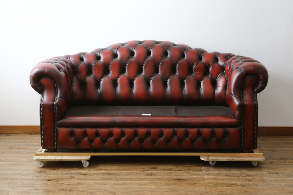 中古　イギリスハンドメイド　DISTINCTIVE CHESTERFIELDS(ディスティンクティブ・チェスターフィールド)　BUCKINGHAM(バッキンガム)　本革(レザー)　アーチ形の背もたれが印象的な3シーターチェスターフィールドソファ(三人掛け、3P、アームソファ、英国)(R-079523)