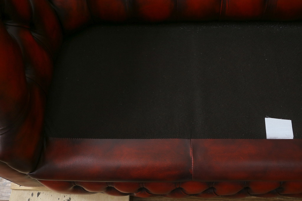 中古　イギリスハンドメイド　DISTINCTIVE CHESTERFIELDS(ディスティンクティブ・チェスターフィールド)　BUCKINGHAM(バッキンガム)　本革(レザー)　アーチ形の背もたれが印象的な3シーターチェスターフィールドソファ(三人掛け、3P、アームソファ、英国)(R-079523)