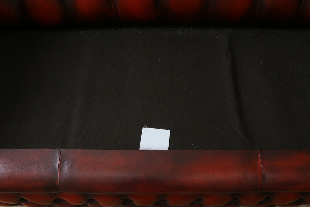 中古　イギリスハンドメイド　DISTINCTIVE CHESTERFIELDS(ディスティンクティブ・チェスターフィールド)　BUCKINGHAM(バッキンガム)　本革(レザー)　アーチ形の背もたれが印象的な3シーターチェスターフィールドソファ(三人掛け、3P、アームソファ、英国)(R-079523)