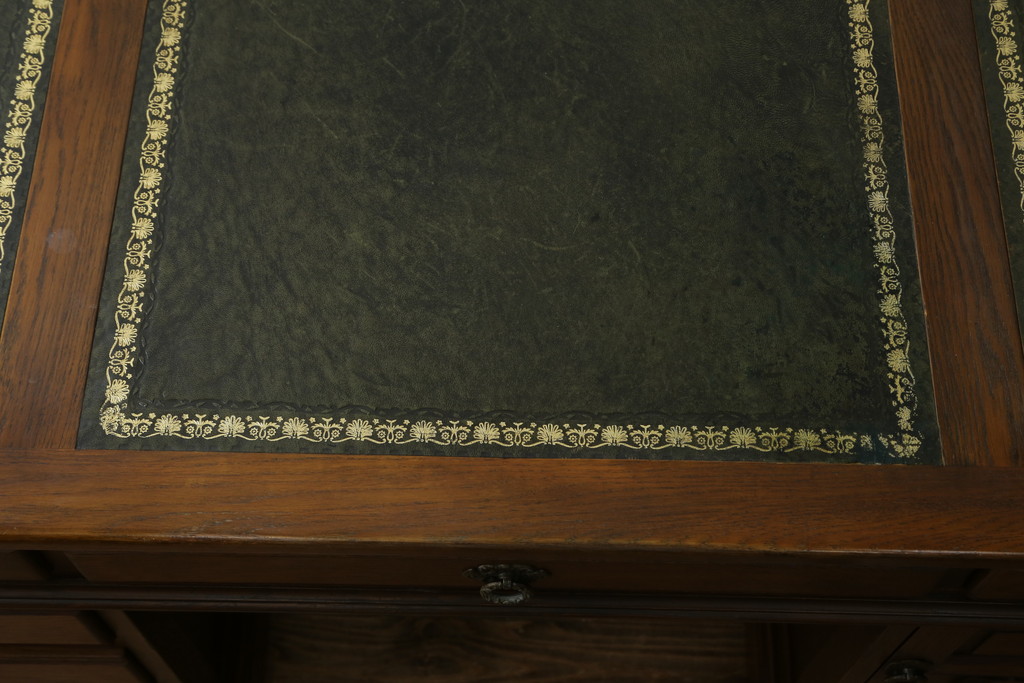 中古　old charm(オールドチャーム)　オーク材　深みのある色合いとアンティーク調のデザインが魅力的な組立て式両袖机(デスク、ニーホールデスク、プレジデントデスク、在宅用、在宅ワーク用、英国)(R-075358)