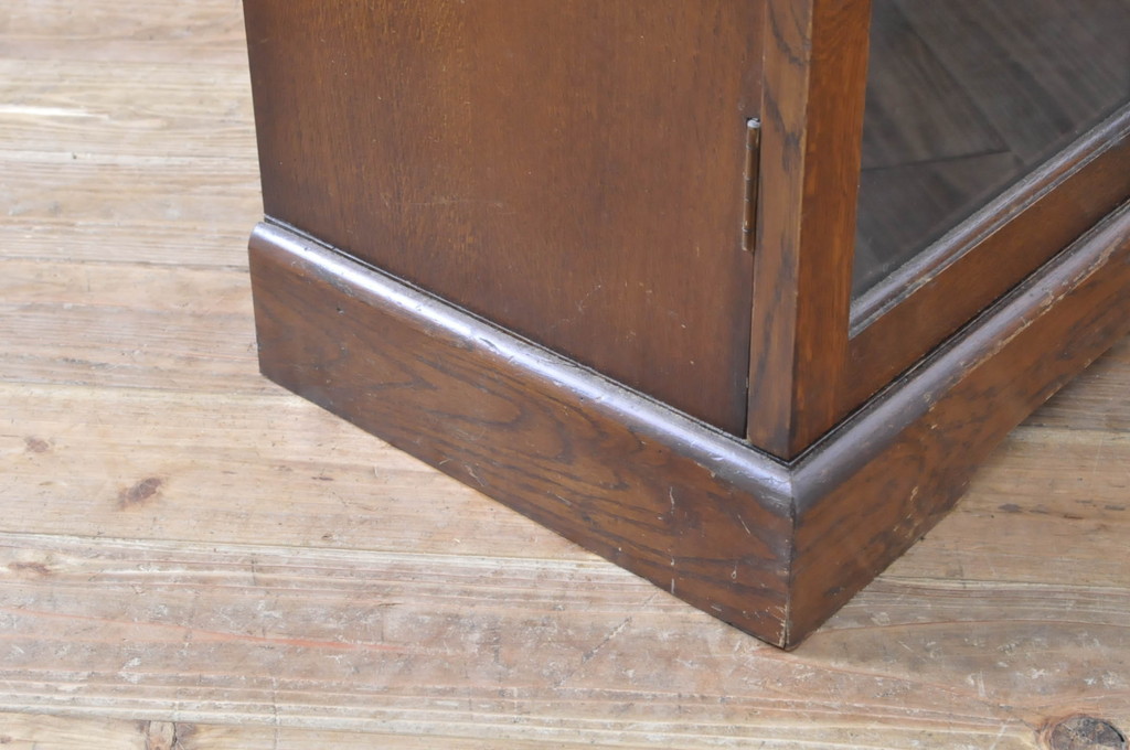 イギリスアンティーク　オーク材　お部屋に取り入れやすい小振りなサイズのブックケース(本箱、収納棚、戸棚、サイドキャビネット、英国)(R-065870)