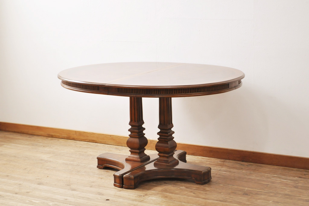 中古　DREXEL HERITAGE(ドレクセルヘリテイジ)　重厚な雰囲気が魅力的なラウンド型のエクステンションテーブル(ダイニングテーブル)(R-047698)