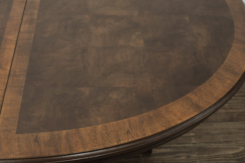 中古　DREXEL HERITAGE(ドレクセルヘリテイジ)　重厚な雰囲気が魅力的なラウンド型のエクステンションテーブル(ダイニングテーブル)(R-047698)