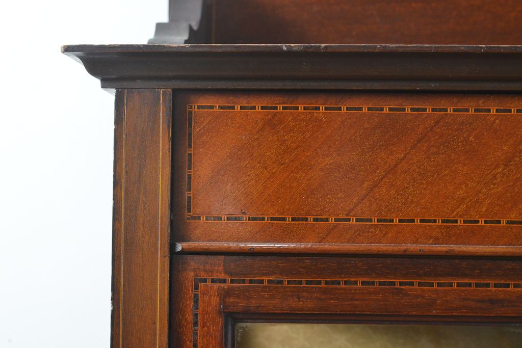 イギリスアンティーク　マホガニー材　細やかな象嵌細工の装飾が目を引くキャビネット(ガラスケース、キュリオケース、チャイナキャビネット、飾り棚、陳列棚)(R-055638)