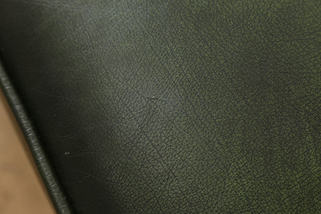 高級品　本物　イギリス製　チェスターフィールド　本革(レザー)　深みのあるグリーンと重厚なつくりがクラシカルな雰囲気を醸し出す2人掛けソファ(二人掛け)(R-059445)