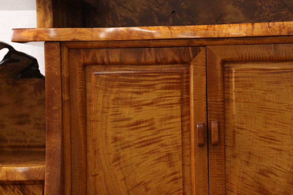 激レア!　希少品　中古　超美品　職人手造り家具　栃の木　縮杢　総無垢材　上質な和の空間づくりに取り入れたい飾り棚(定価推定 約100〜150万円)(違い棚、茶棚、戸棚、収納棚)(R-059139)