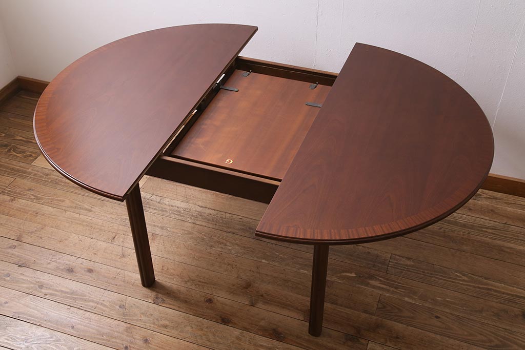 ヴィンテージ家具　北欧ビンテージ　G-PLAN(ジープラン)　ウォールナット材　ラウンド型　すっきりとしたデザインのエクステンションテーブル(ダイニングテーブル)(R-044648)