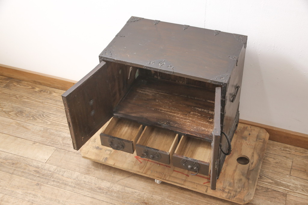 ビンテージ家具 李朝デザイン 韓国 凝ったつくりの金具が魅力