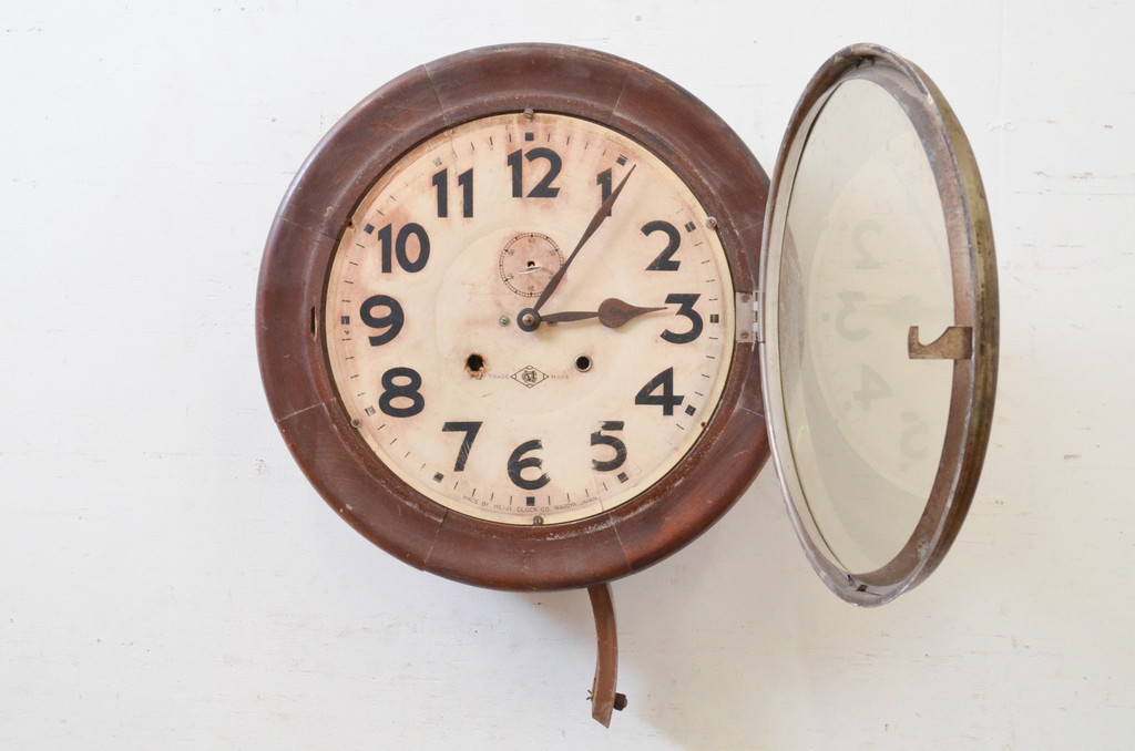 和製アンティーク　明治時計製　TRADE MARK (トレードマーク)　レトロなデザインが魅力的な丸型掛け時計(柱時計、古時計)(R-072232)